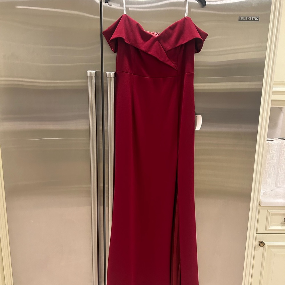 NWT Lulu’s off-the-shoulder gown